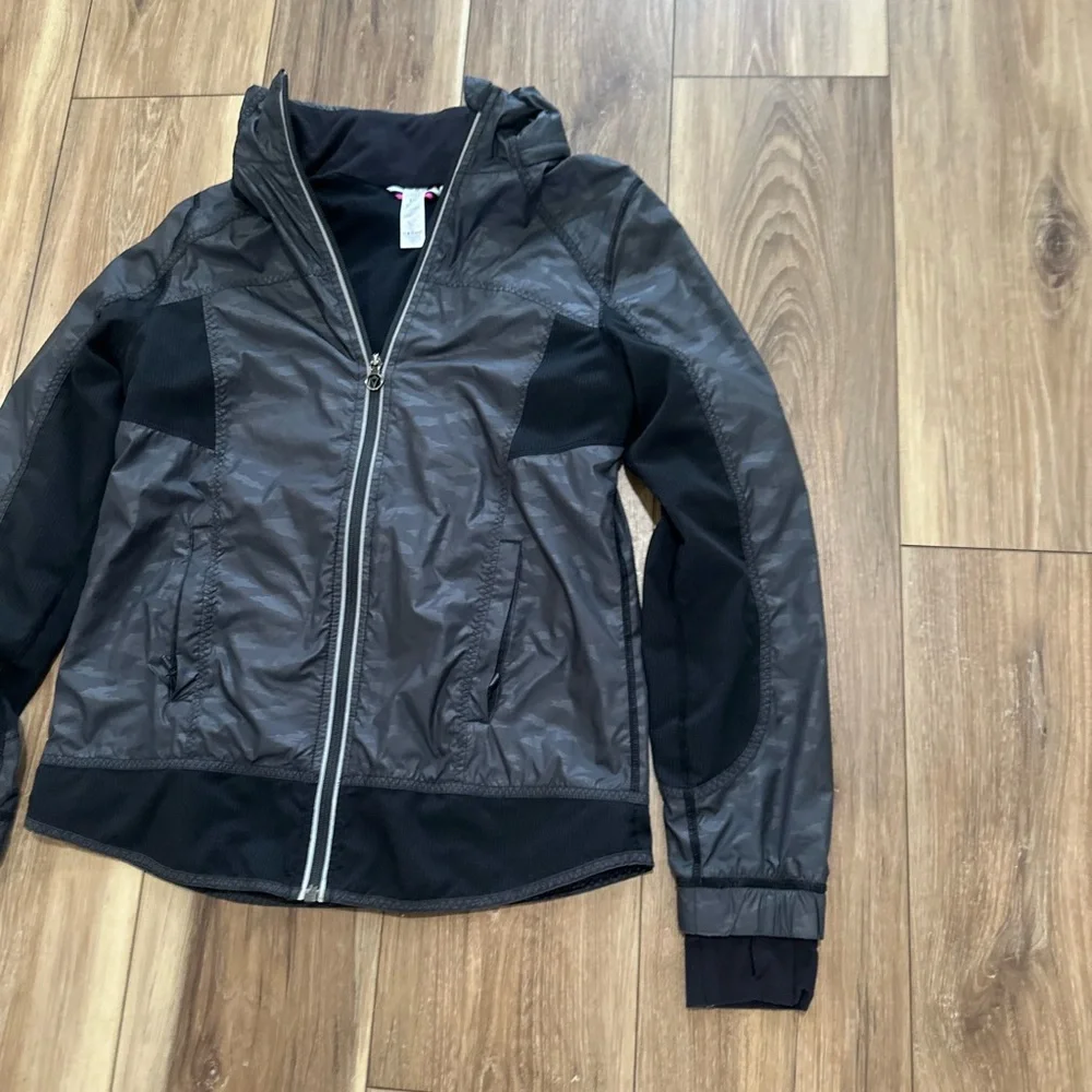 Ivivva girls speed ahead zip up Black Hooded Jacket size 14